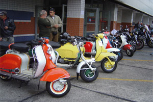 Encontro de motos antigas e|lambretas no Shopping Lapa