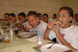 Crianças da ACM ganham pizza na Páscoa