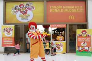 Ronald McDonald anima|férias no West Plaza