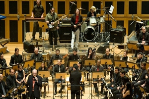 Orquestra toca rock em show no Teatro Geo