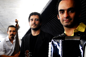 Trio Jogando Tango faz show na Vila Madalena