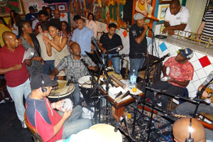 Grupo Dose Certa faz show no Bar Samba