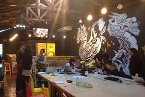 Skol lança hostel para criativos na Vila