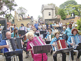 Orquestra Sanfônica participa de  missa de finados em cemitério