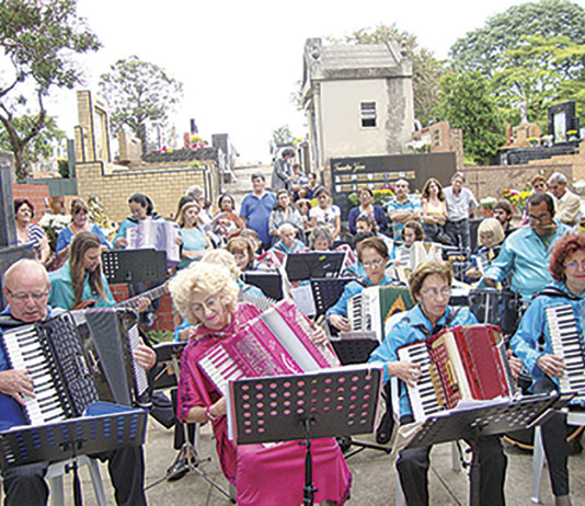 Orquestra Sanfônica participa de  missa de finados em cemitério