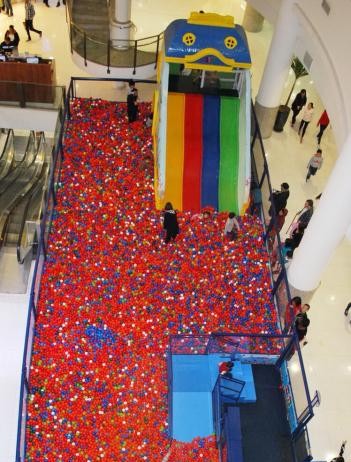 Superpiscina de bolinhas está de volta ao West Plaza