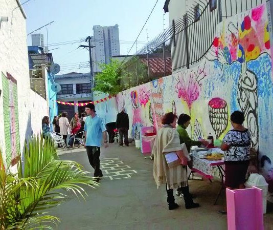 Aulas de alongamento na Viela Sustentável