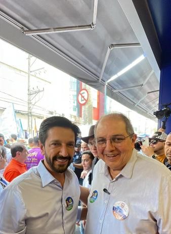 ELEIÇÕES 2024  Carlos Fernandes caminha com prefeito pela Doze