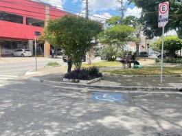 Vaga para deficiente na Praça Cívica não oferece acessibilidade Vaga para deficiente na Praça Cívica não oferece acessibilidade