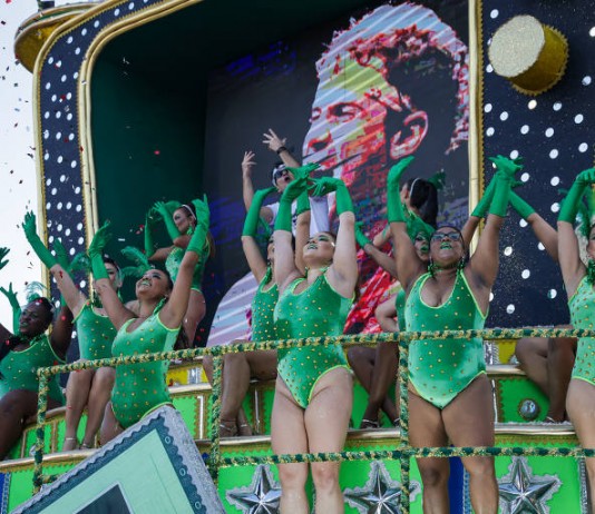 Camisa Verde e Branco participa do desfile das campeãs