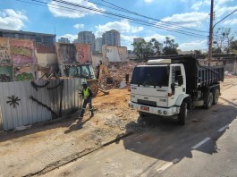 Terrenos com entulho de obras da Ponte Pirituba-Lapa estão protegidos, mas demolições continuam