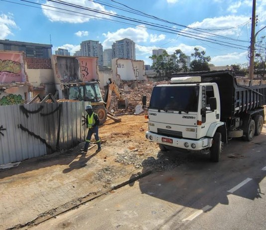 Terrenos com entulho de obras da Ponte Pirituba-Lapa estão protegidos, mas demolições continuam