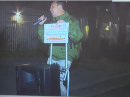 Morador da Leopoldina ataca cantor itinerante