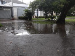Problema em bueiro alaga entrada de casas na Rua Jataí