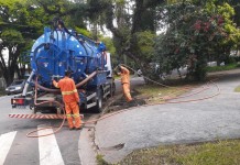 Sub Lapa desentope bueiro da Rua Jataí com ‘tatuzão’