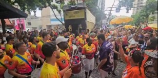 PRÉ-CARNAVAL: Chuva não atrapalha desfile de blocos da região