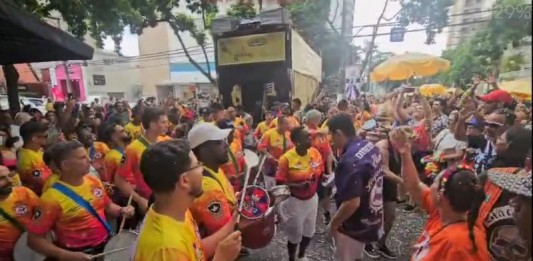 PRÉ-CARNAVAL: Chuva não atrapalha desfile de blocos da região