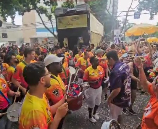 PRÉ-CARNAVAL: Chuva não atrapalha desfile de blocos da região