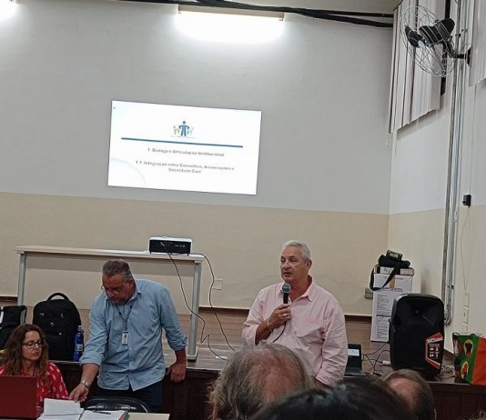 Telhada anuncia saída em reunião do Conselho Participativo