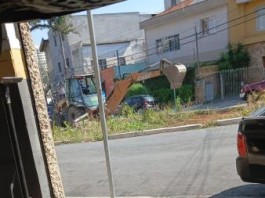 Sub Lapa retira plantação irregular em rotatória na Rua Sepetiba