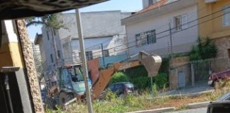 Sub Lapa retira plantação irregular em rotatória na Rua Sepetiba