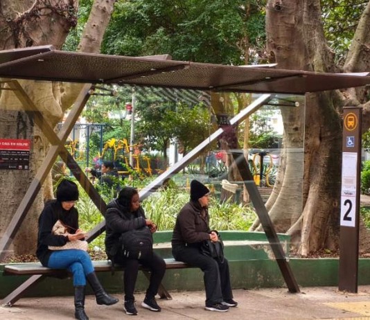 Cidade ganha pontos de ônibus com nova estrutura de abrigo