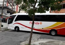 Casa tombada fica ‘na mira’ de ônibus e caminhões