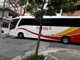 Casa tombada fica ‘na mira’ de ônibus e caminhões