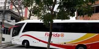 Casa tombada fica ‘na mira’ de ônibus e caminhões