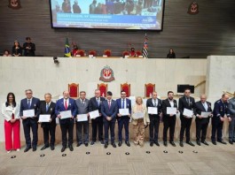 Lapeanos recebem a Medalha da Constituição na ALESP