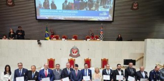 Lapeanos recebem a Medalha da Constituição na ALESP